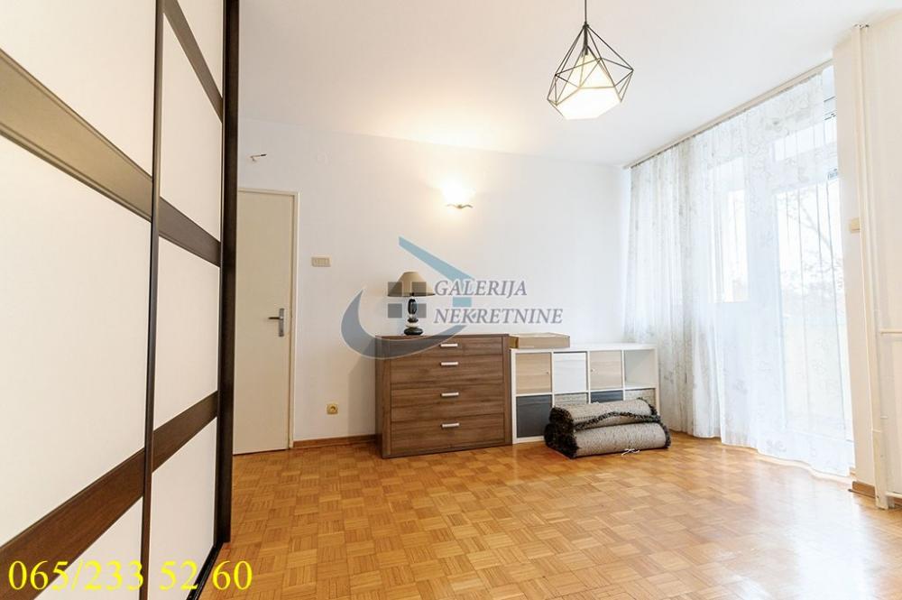 Stan na prodaju u Beogradu, Novi Beograd, dvoiposoban, 81m2, cena 248000 evra