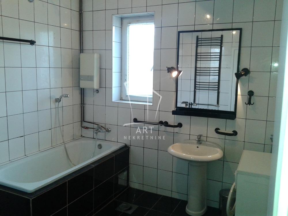 Stan na prodaju u Beogradu, Banovo brdo, cetvorosoban, 106m2, cena 295000 evra