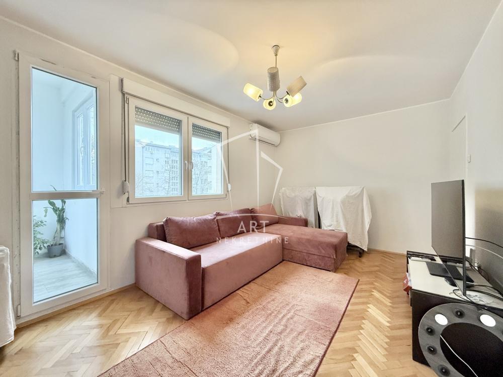 Stan na prodaju u Beogradu, Karaburma, dvoiposoban, 48m2, cena 169000 evra