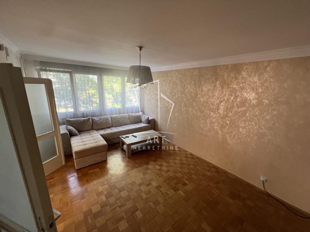 Stan na prodaju u Beogradu, Kumodraž, trosoban, 75m2, cena 215000 evra