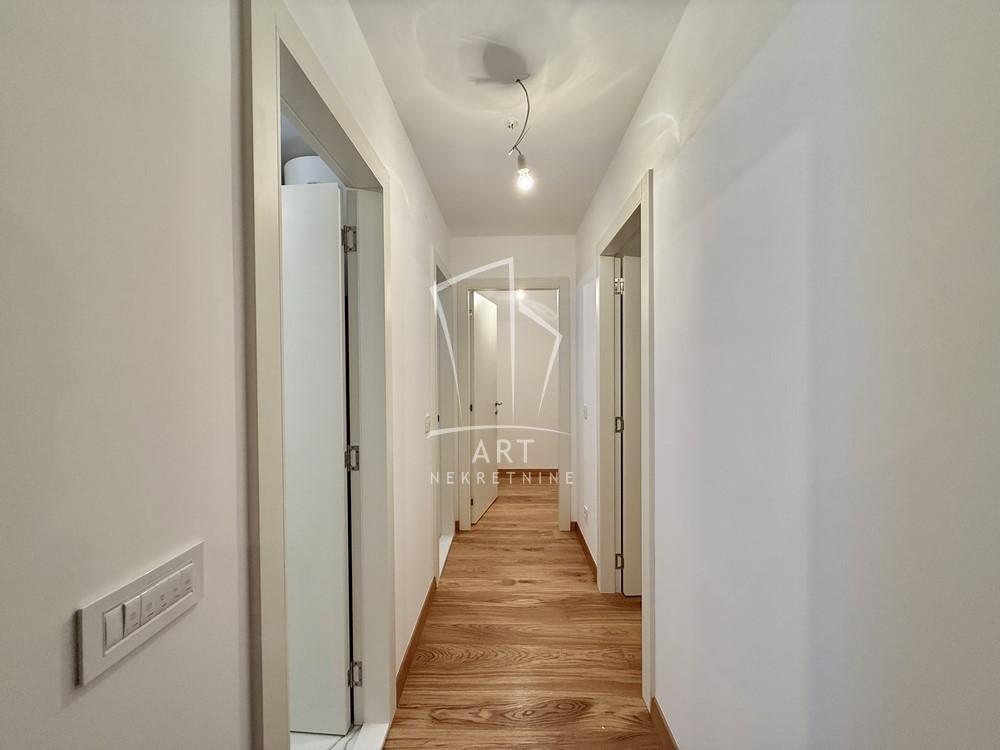 Stan na prodaju u Beogradu, Voždovac, trosoban, 66m2, cena 259000 evra