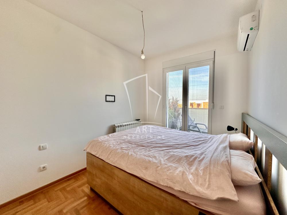 Stan na prodaju u Beogradu, Zemun, dvoiposoban, 70m2, cena 233000 evra
