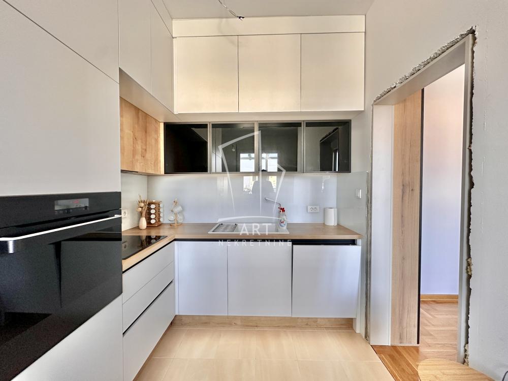 Stan na prodaju u Beogradu, Zemun, dvoiposoban, 70m2, cena 233000 evra