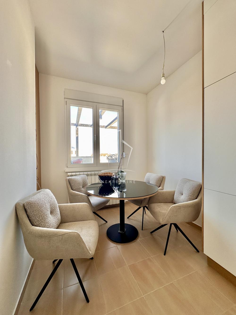 Stan na prodaju u Beogradu, Zemun, dvoiposoban, 70m2, cena 233000 evra