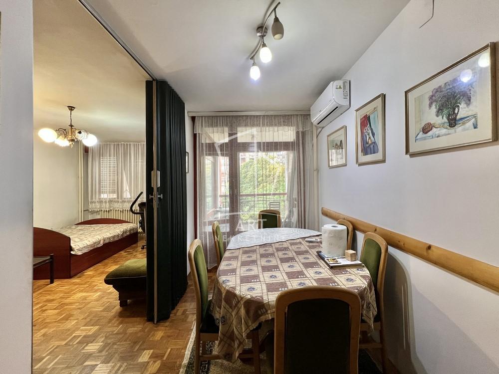 Stan na prodaju u Beogradu, Banjica, trosoban, 70m2, cena 225000 evra