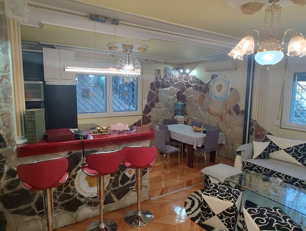 Stan na prodaju u Beogradu, Karaburma, trosoban, 57m2, cena 165000 evra