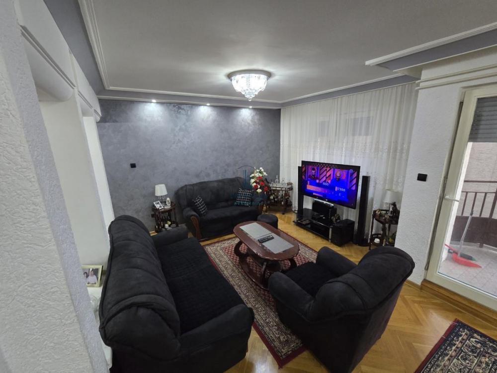 Stan na prodaju u Beogradu, Karaburma, trosoban, 77m2, cena 200000 evra