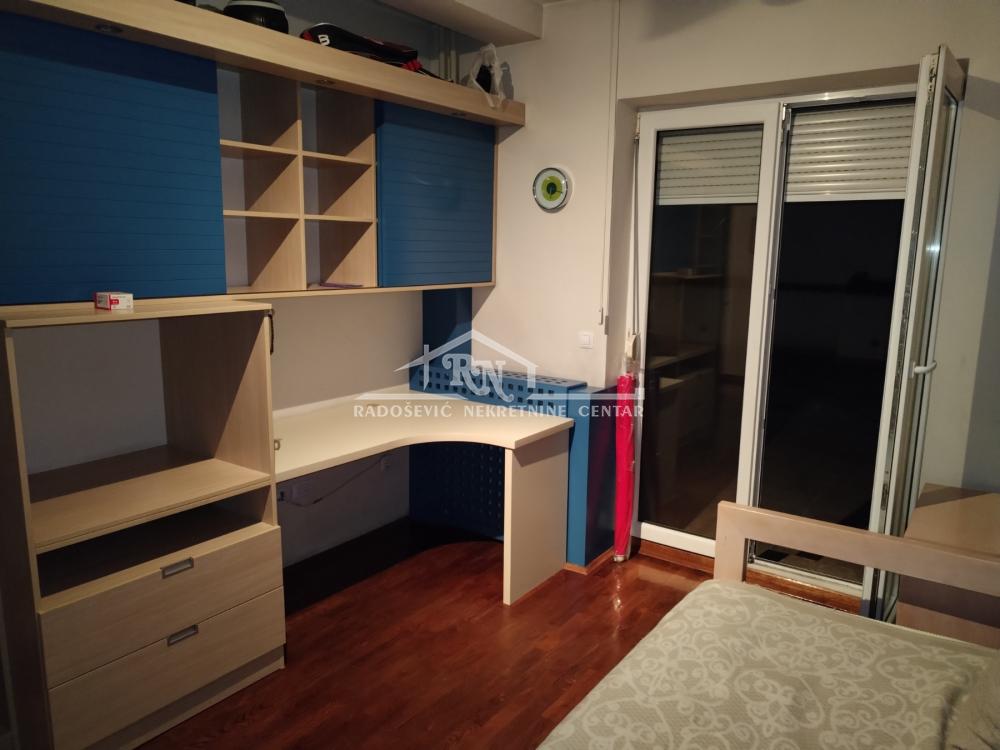 Stan na prodaju u Beogradu, Đeram pijaca, trosoban, 79m2, cena 280000 evra