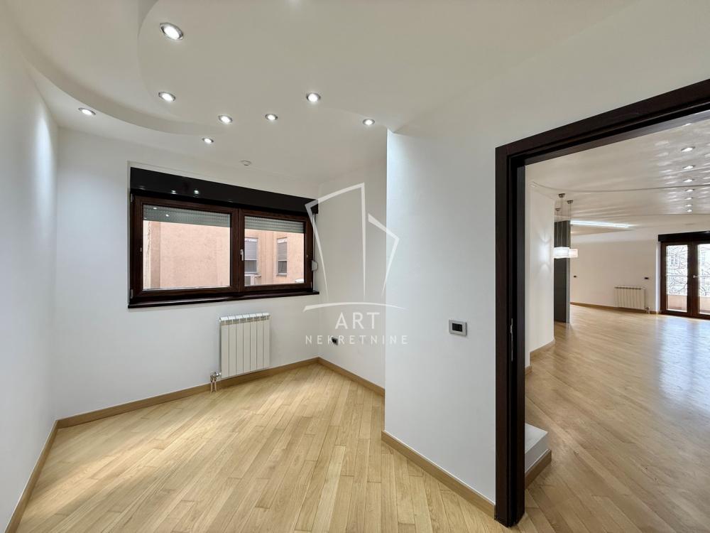 Stan na prodaju u Beogradu, Vračar (Hram), trosoban, 102m2, cena 425000 evra