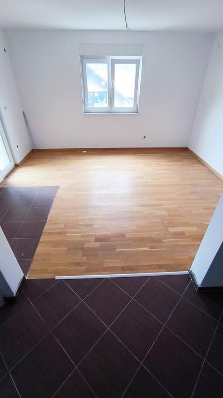 Stan na prodaju u Beogradu, Kaluđerica, trosoban, 52m2, cena 78000 evra