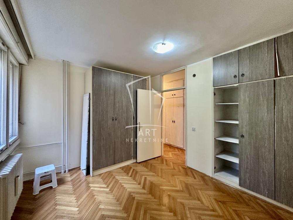 Stan na prodaju u Beogradu, Đeram pijaca, troiposoban, 94m2, cena 290000 evra
