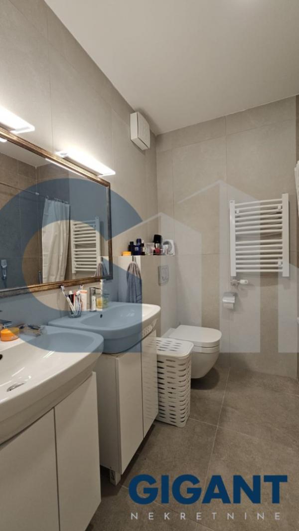 Stan na prodaju u Beogradu, Novi Beograd blok 65, dvoiposoban, 60m2, cena 295000 evra