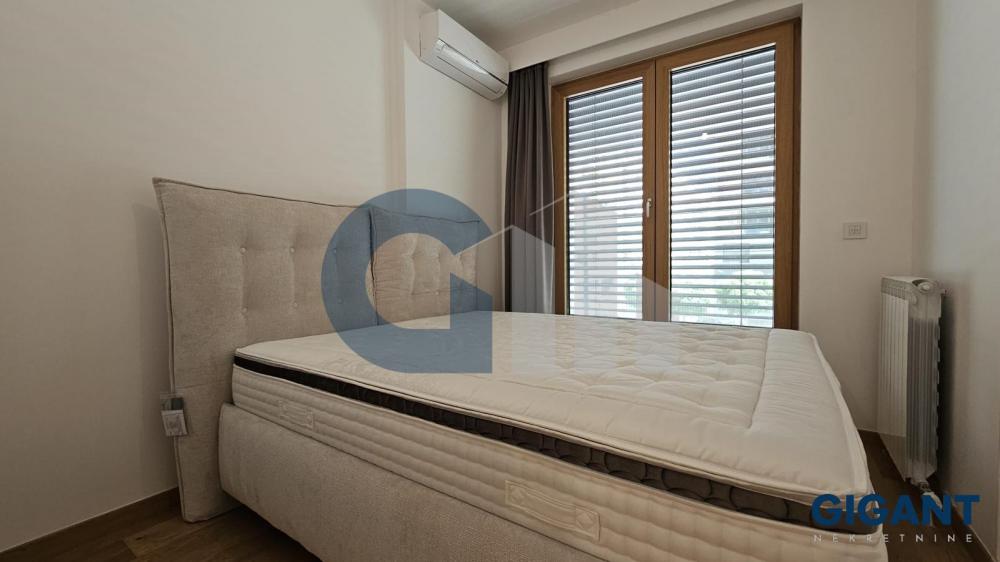 Stan na prodaju u Beogradu, Novi Beograd blok 65, dvoiposoban, 60m2, cena 295000 evra