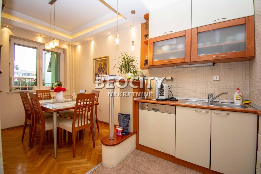 Stan na prodaju u Beogradu, Novi Beograd blok 31 (Merkator), dvoiposoban, 93m2, cena 360000 evra