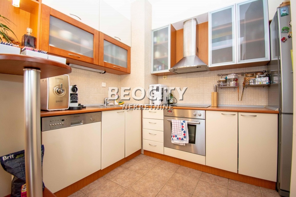 Stan na prodaju u Beogradu, Novi Beograd blok 31 (Merkator), dvoiposoban, 93m2, cena 360000 evra