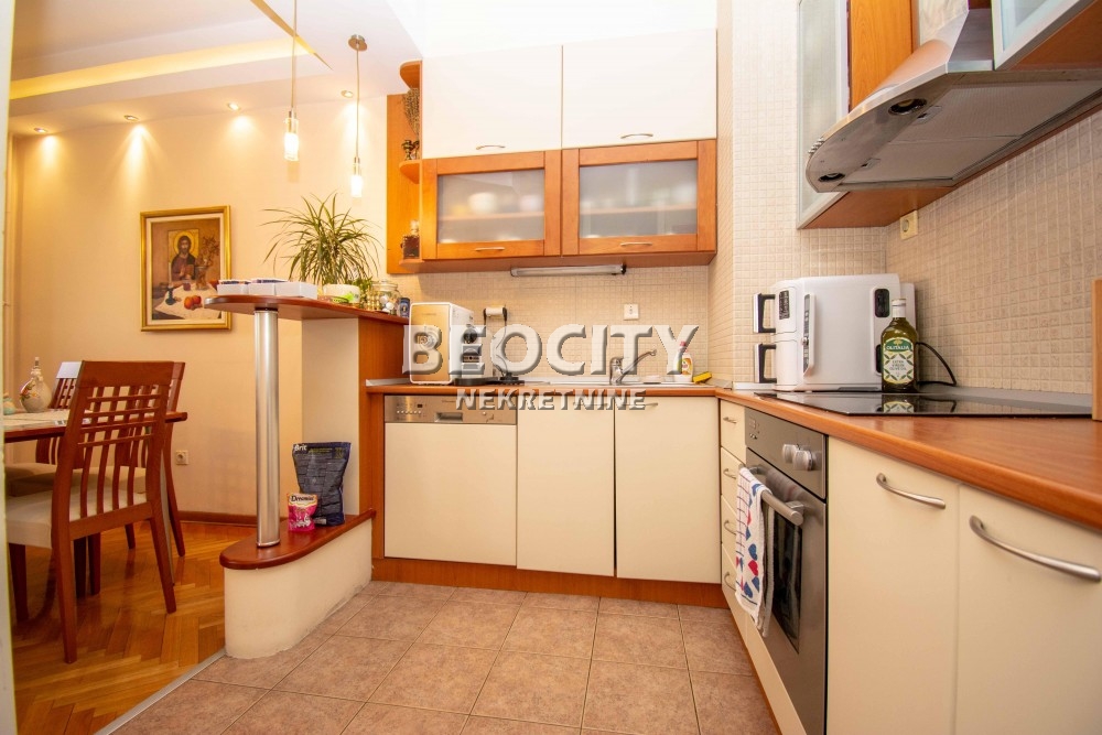 Stan na prodaju u Beogradu, Novi Beograd blok 31 (Merkator), dvoiposoban, 93m2, cena 360000 evra