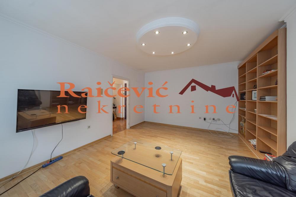 Stan na prodaju u Beogradu, Novi Beograd blok 33 (Genex kula), dvosoban, 63m2, cena 225000 evra