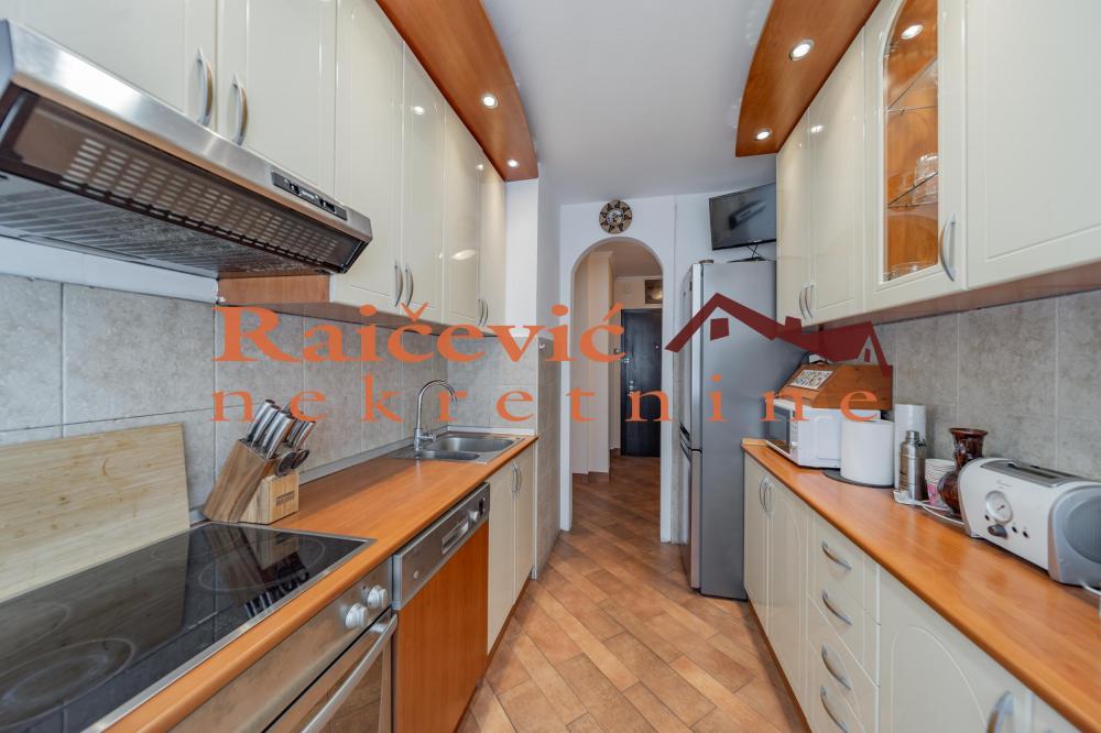 Stan na prodaju u Beogradu, Novi Beograd blok 33 (Genex kula), dvosoban, 63m2, cena 225000 evra