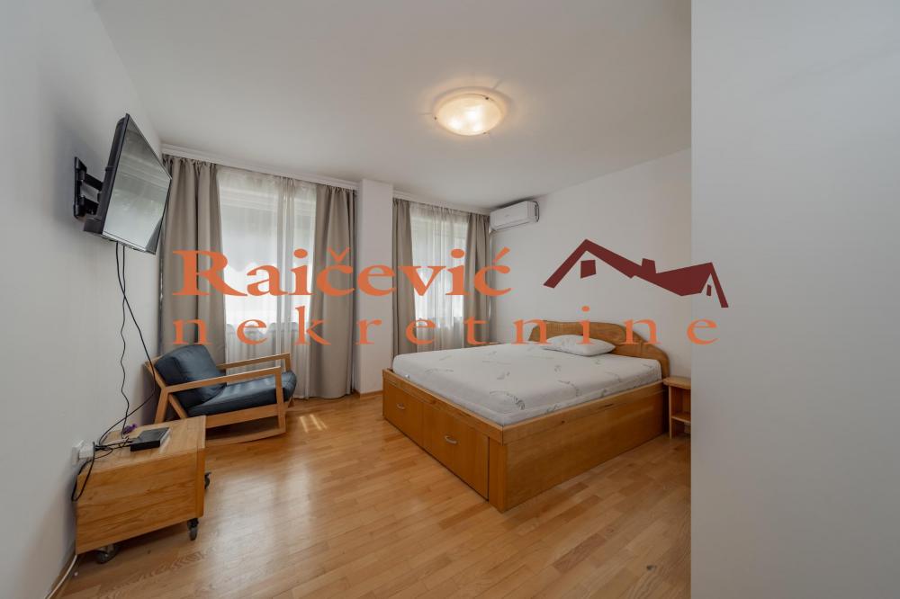 Stan na prodaju u Beogradu, Novi Beograd blok 33 (Genex kula), dvosoban, 63m2, cena 225000 evra