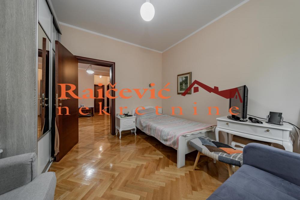 Stan na prodaju u Beogradu, Dedinje, trosoban, 98m2, cena 450000 evra