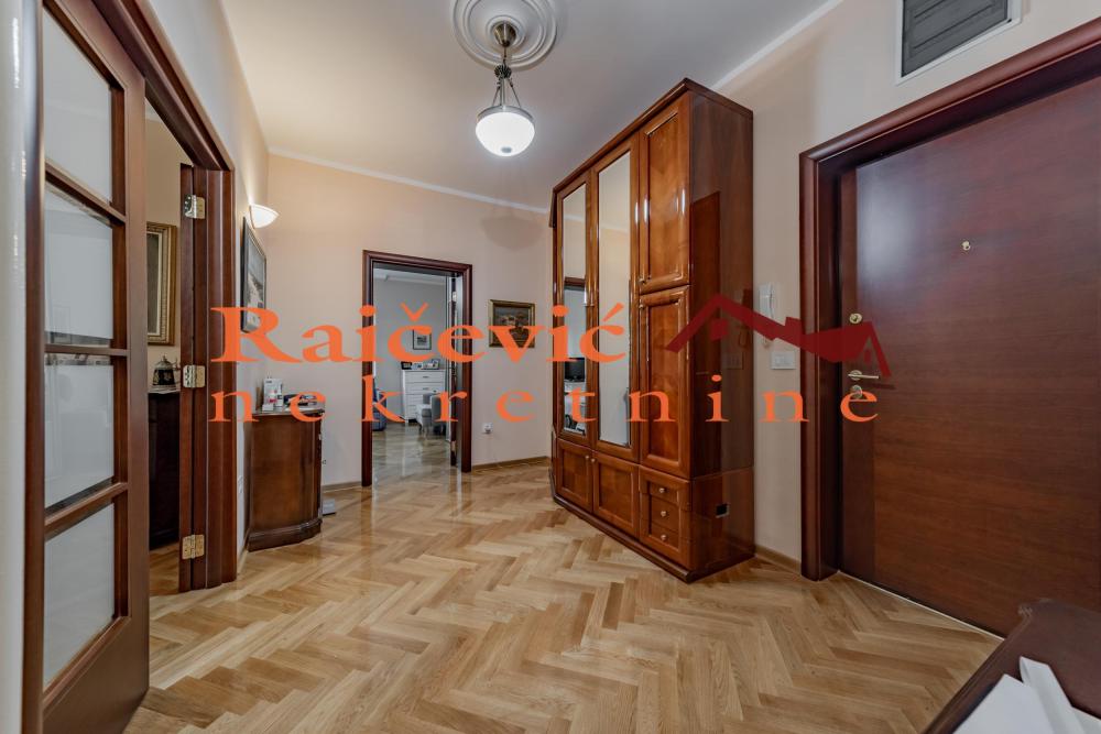 Stan na prodaju u Beogradu, Dedinje, trosoban, 98m2, cena 450000 evra