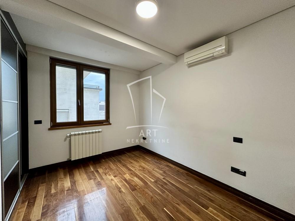 Stan na prodaju u Beogradu, Crveni Krst, cetvorosoban, 104m2, cena 468450 evra