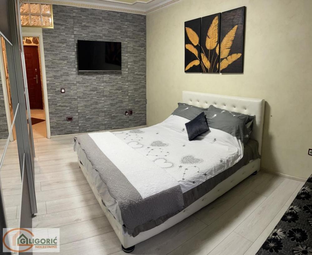 Stan na prodaju u Beogradu, Karaburma, trosoban, 57m2, cena 175000 evra