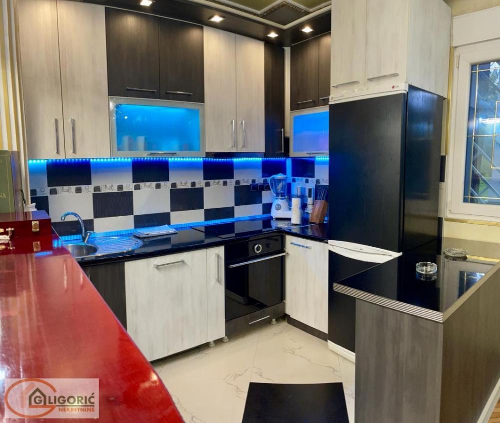 Stan na prodaju u Beogradu, Karaburma, trosoban, 57m2, cena 175000 evra