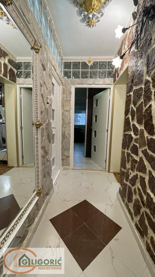 Stan na prodaju u Beogradu, Karaburma, trosoban, 57m2, cena 175000 evra