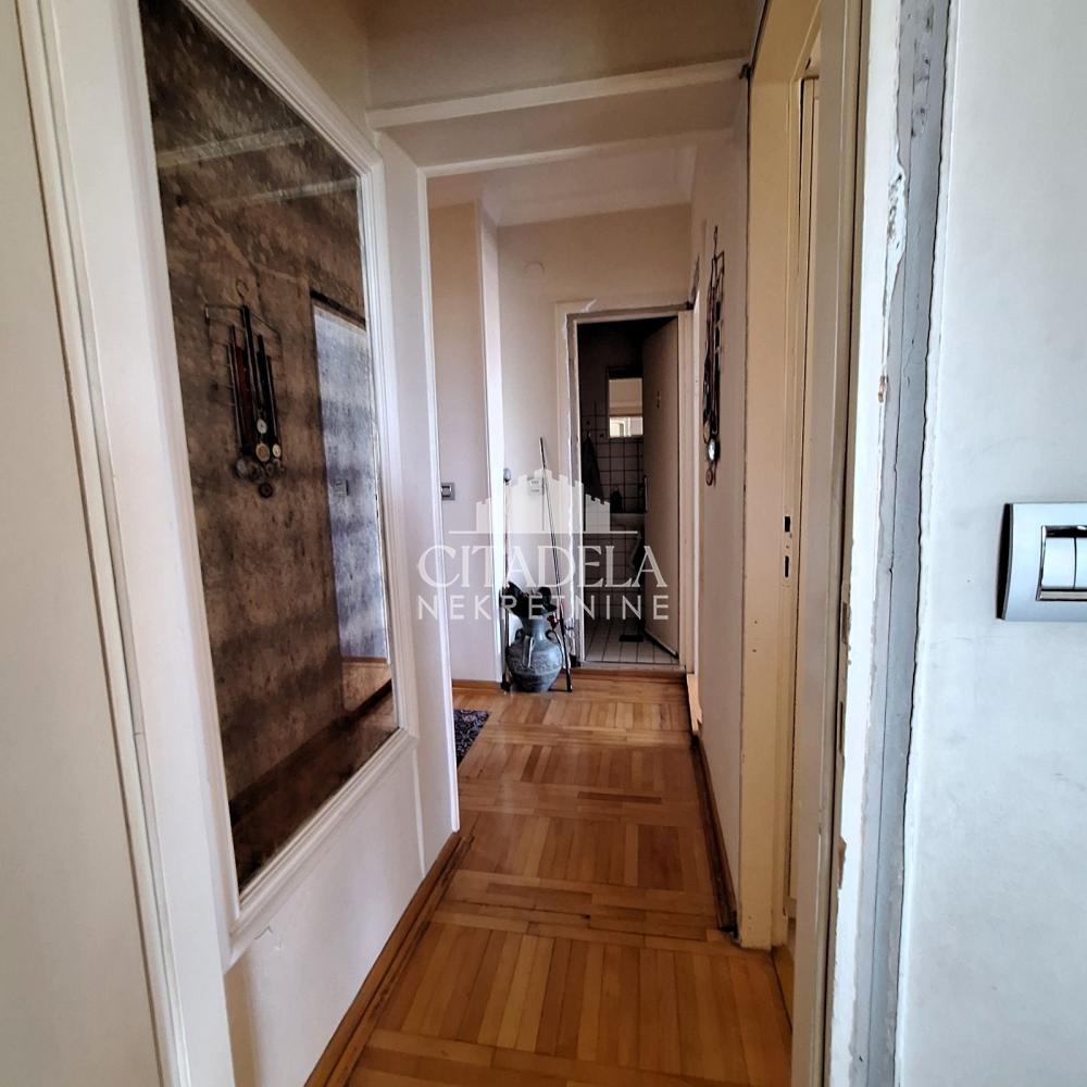 Stan na prodaju u Beogradu, Banovo brdo, dvoiposoban, 76m2, cena 220000 evra