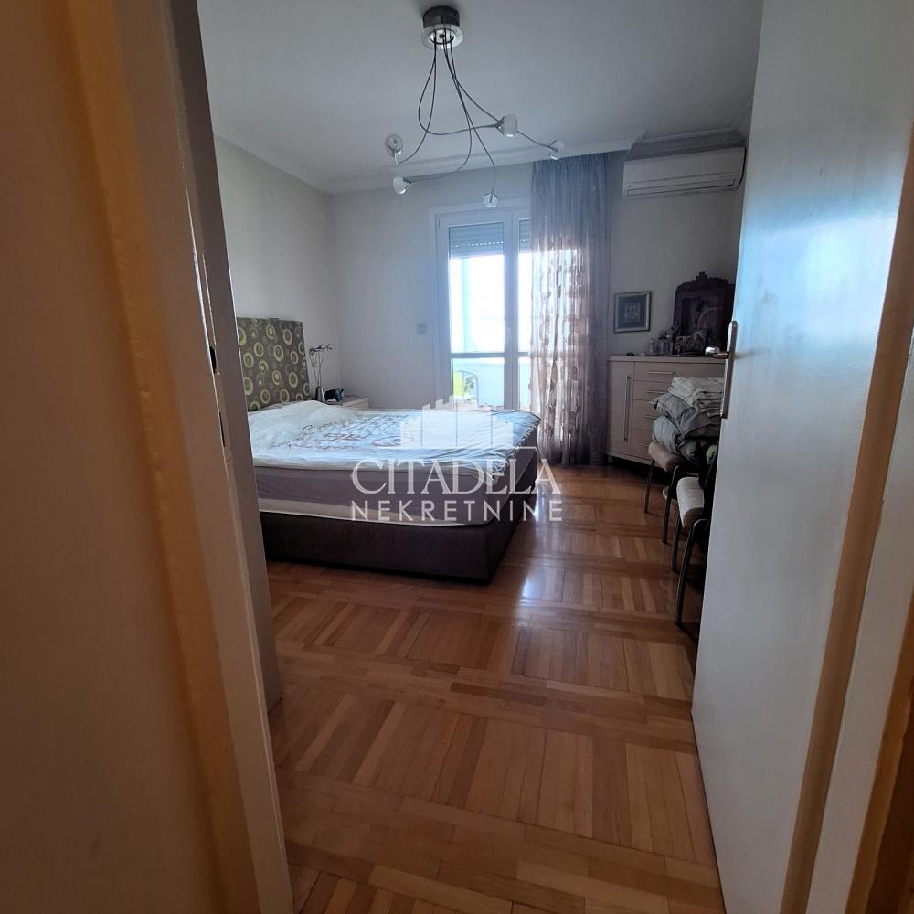 Stan na prodaju u Beogradu, Banovo brdo, dvoiposoban, 76m2, cena 220000 evra