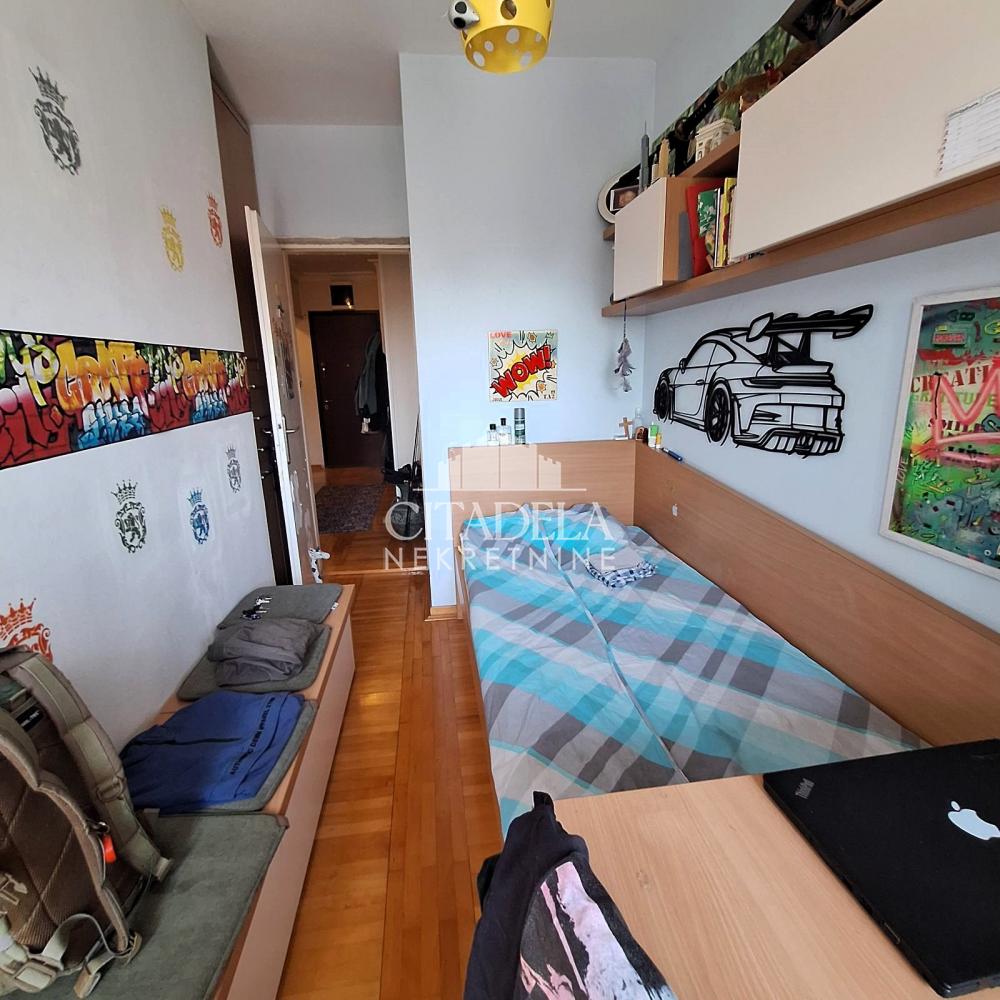 Stan na prodaju u Beogradu, Banovo brdo, dvoiposoban, 76m2, cena 220000 evra
