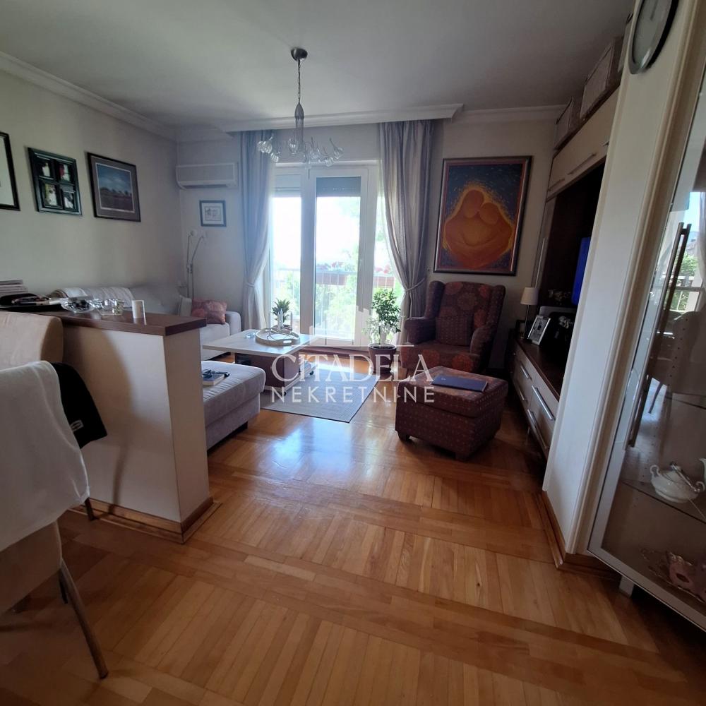 Stan na prodaju u Beogradu, Banovo brdo, dvoiposoban, 76m2, cena 220000 evra