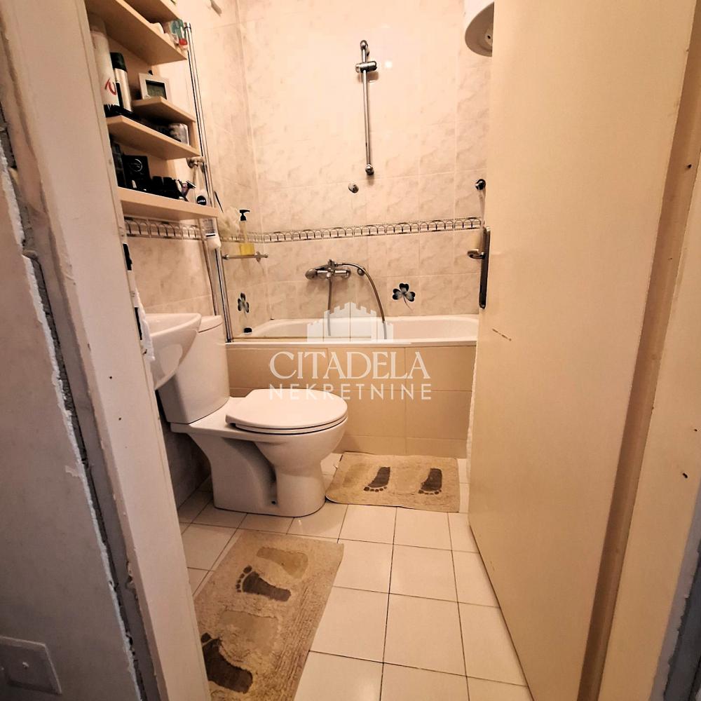 Stan na prodaju u Beogradu, Banovo brdo, dvoiposoban, 76m2, cena 220000 evra