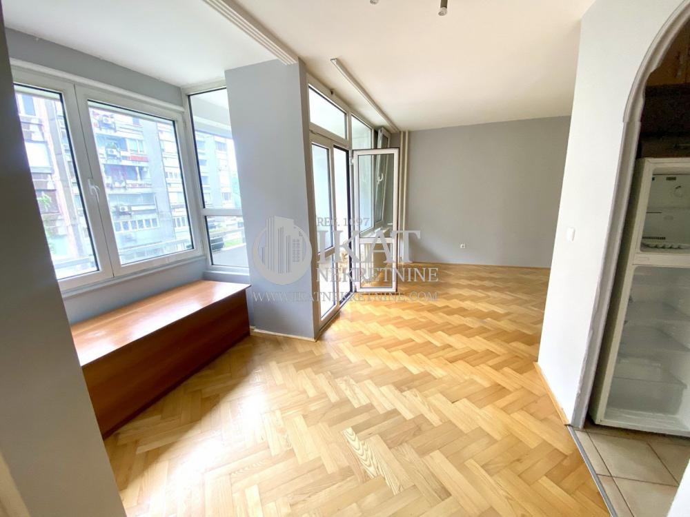 Stan na prodaju u Beogradu, Novi Beograd blok 22, dvoiposoban, 74m2, cena 269000 evra