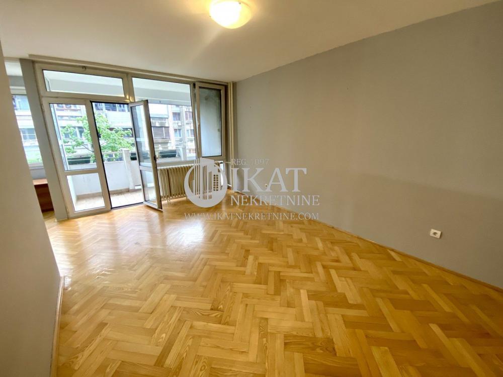 Stan na prodaju u Beogradu, Novi Beograd blok 22, dvoiposoban, 74m2, cena 269000 evra