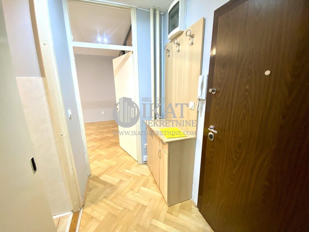 Stan na prodaju u Beogradu, Novi Beograd blok 22, dvoiposoban, 74m2, cena 269000 evra