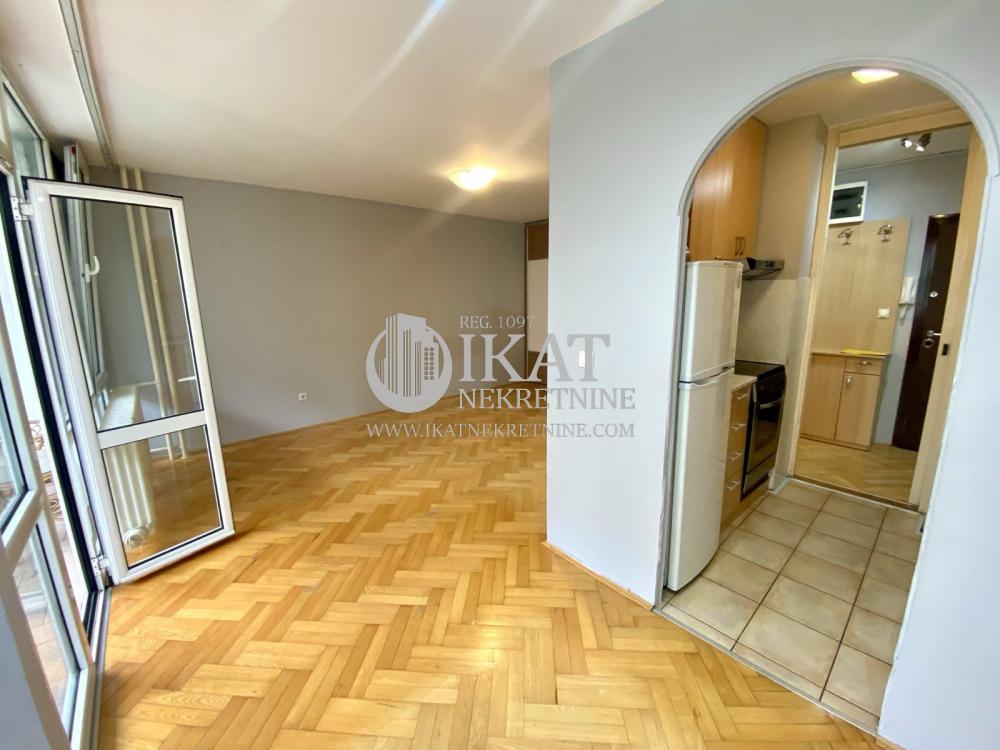 Stan na prodaju u Beogradu, Novi Beograd blok 22, dvoiposoban, 74m2, cena 269000 evra
