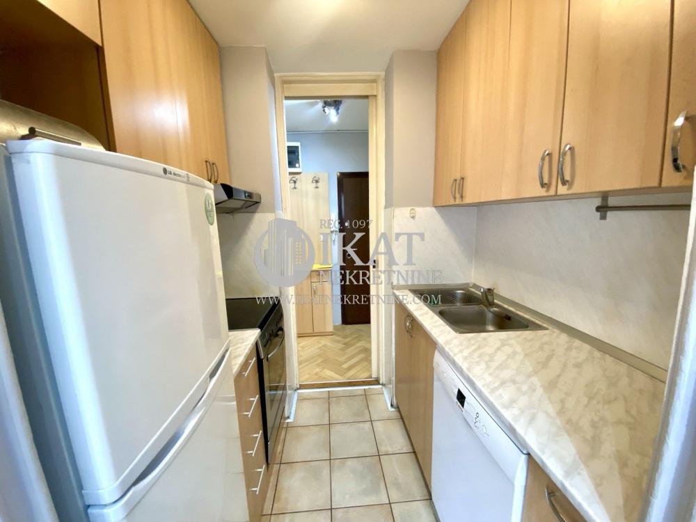 Stan na prodaju u Beogradu, Novi Beograd blok 22, dvoiposoban, 74m2, cena 269000 evra