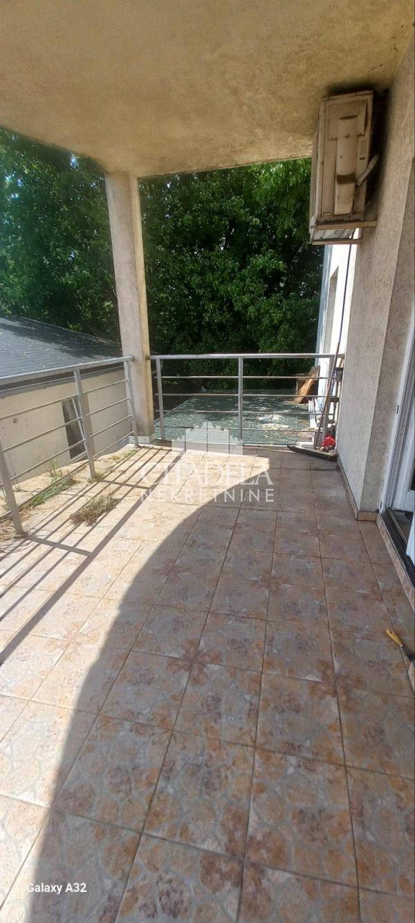 Stan na prodaju u Beogradu, Zemun, trosoban, 83m2, cena 137000 evra