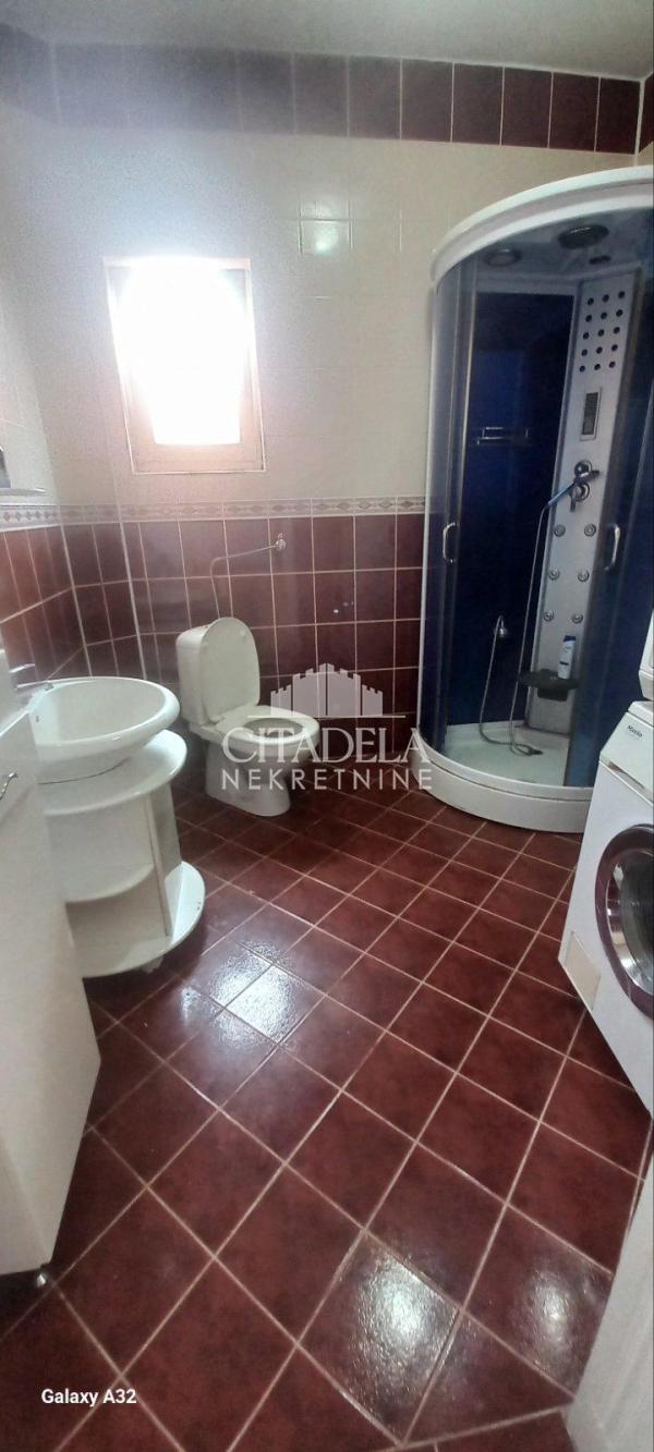 Stan na prodaju u Beogradu, Zemun, trosoban, 83m2, cena 137000 evra