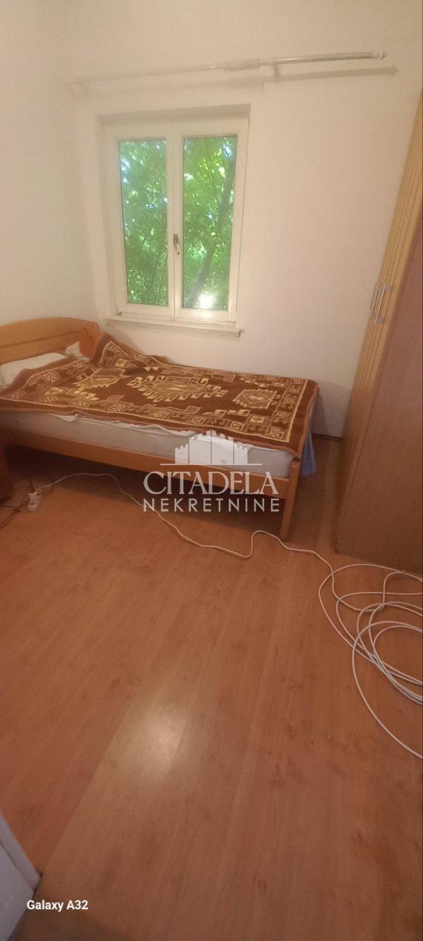 Stan na prodaju u Beogradu, Zemun, trosoban, 83m2, cena 137000 evra