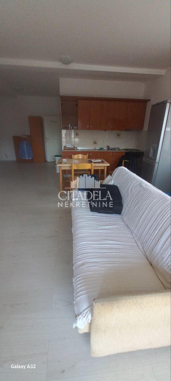 Stan na prodaju u Beogradu, Zemun, trosoban, 83m2, cena 137000 evra