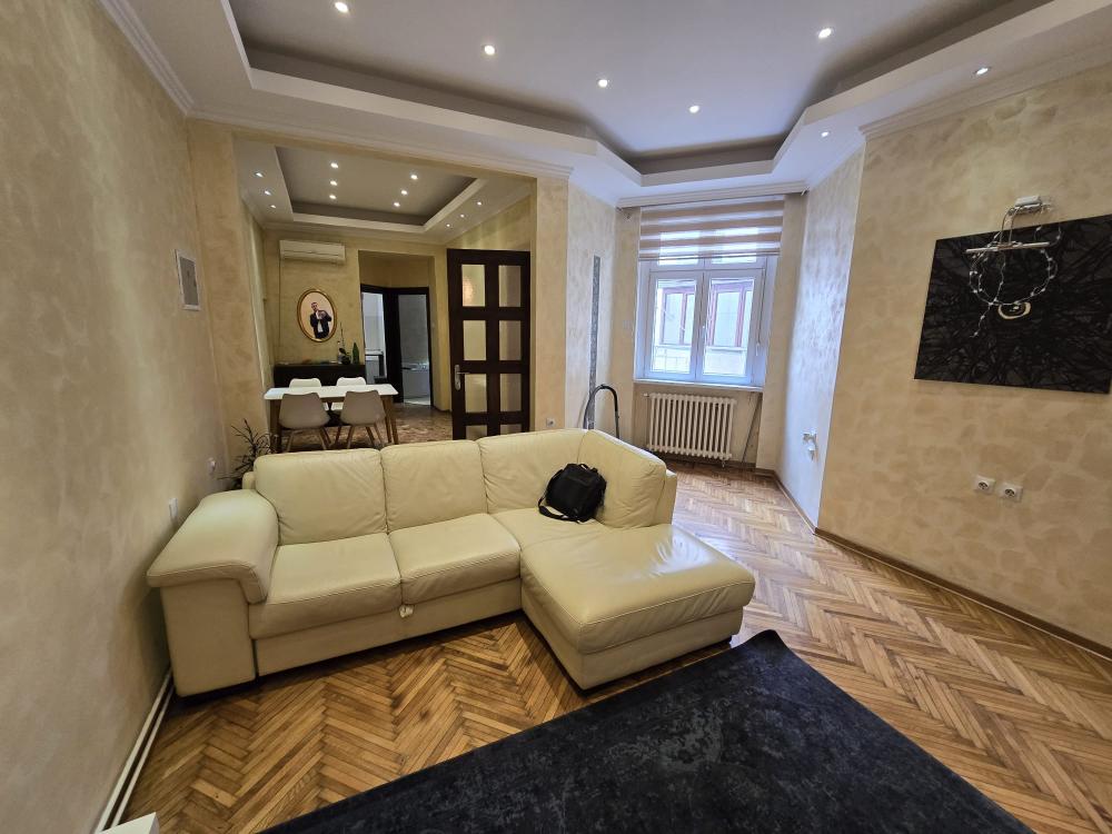 Stan na prodaju u Beogradu, Kalenić pijaca, cetvorosoban, 83m2, cena 290000 evra