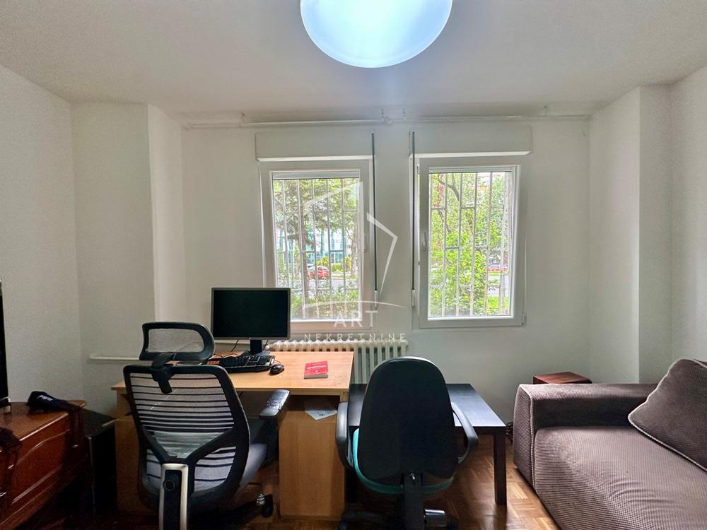Stan na prodaju u Beogradu, Novi Beograd blok 34 (Studentski grad), trosoban, 86m2, cena 279000 evra