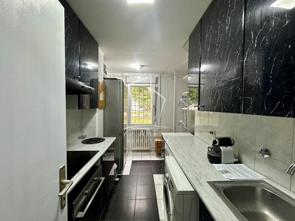 Stan na prodaju u Beogradu, Novi Beograd blok 34 (Studentski grad), trosoban, 86m2, cena 279000 evra