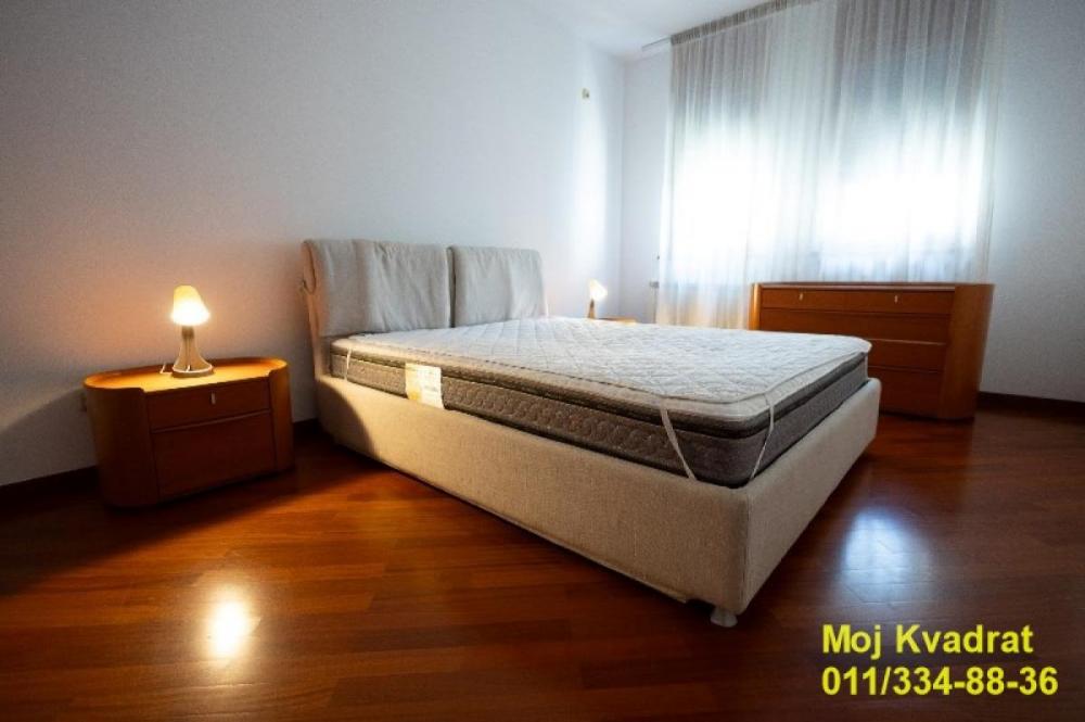 Stan na prodaju u Beogradu, Đeram pijaca, cetvorosoban, 144m2, cena 576000 evra