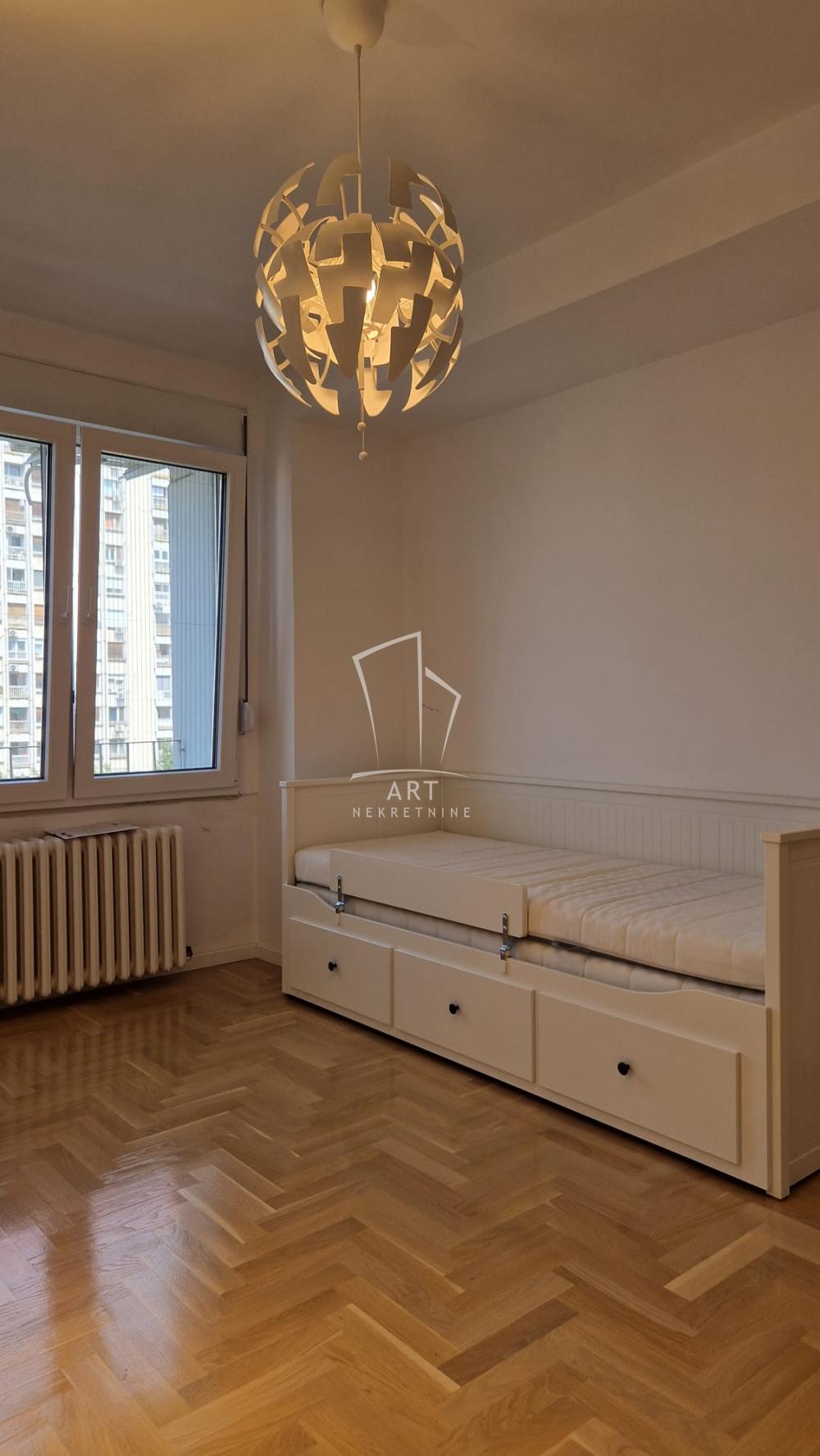 Stan na prodaju u Beogradu, Novi Beograd, cetvorosoban, 81m2, cena 320000 evra