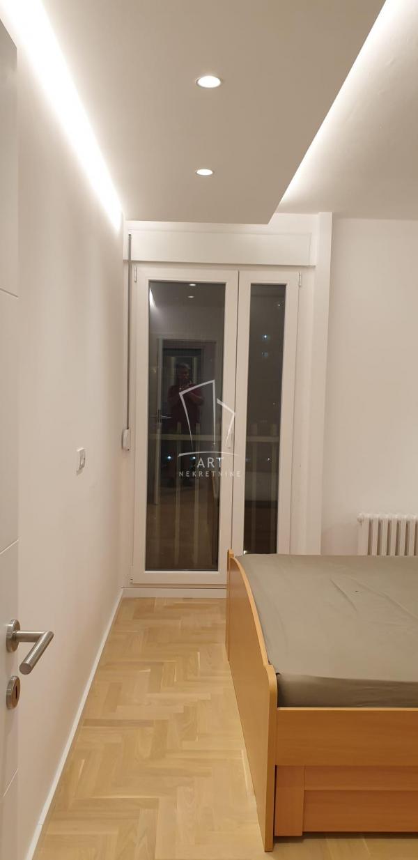 Stan na prodaju u Beogradu, Novi Beograd, cetvorosoban, 81m2, cena 320000 evra