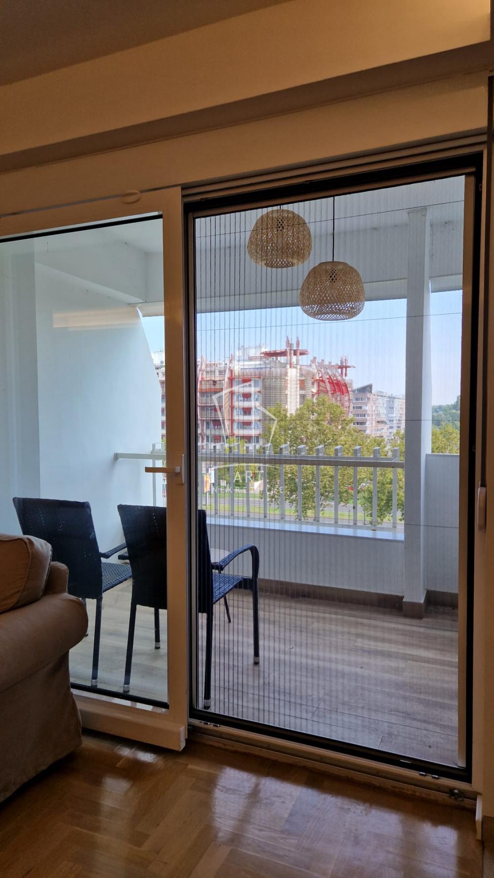 Stan na prodaju u Beogradu, Novi Beograd, cetvorosoban, 81m2, cena 320000 evra